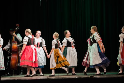 FOLKLORNÍ ATELIÉR / SETKÁNÍ VÝCHODOČESKÝCH SOUBORŮ