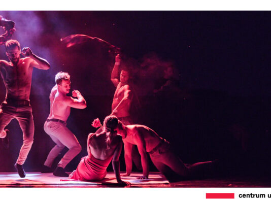 Atmosféra divadelního festivalu 2026