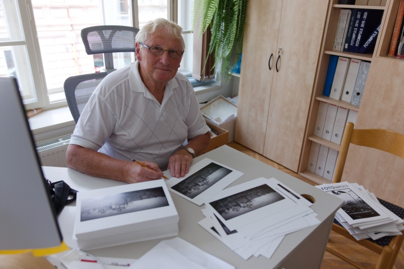 Petr Beran podepisuje fotografii vloženou do tištěné verze Fotoimpulsu 1/2026.